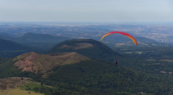 Quelles randonnées offrent les plus belles vues sur les volcans d'Auvergne ?