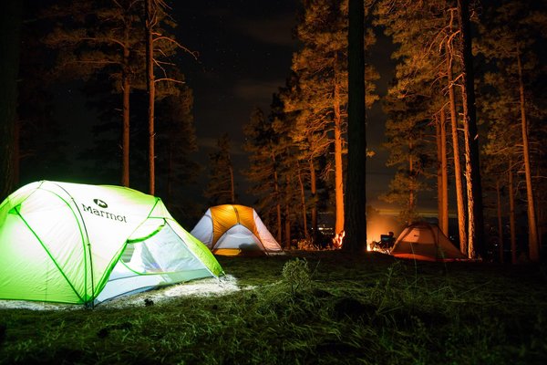 Comment se préparer à un camping en zone sauvage?